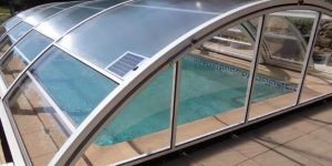 abris de piscine motorisés à capteurs solaires